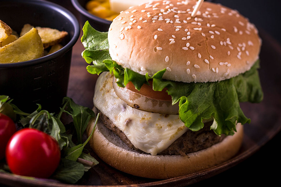 朝食パテと新鮮野菜のハンバーガー